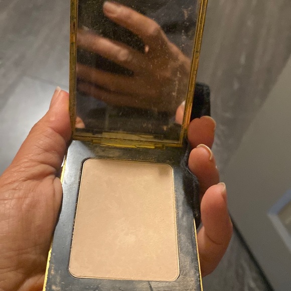 Ysl pressed powder shade 4, suitable for medium/olive skin - Picture 3 of 6